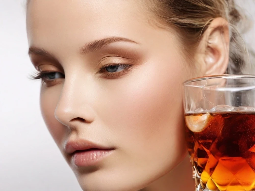 Uống nhiều rượu khiến cơ thể bị mất nước và làn da cũng bị mất nước theo. (Nguồn: Ảnh do AI tạo ra từ Leonardo.AI)