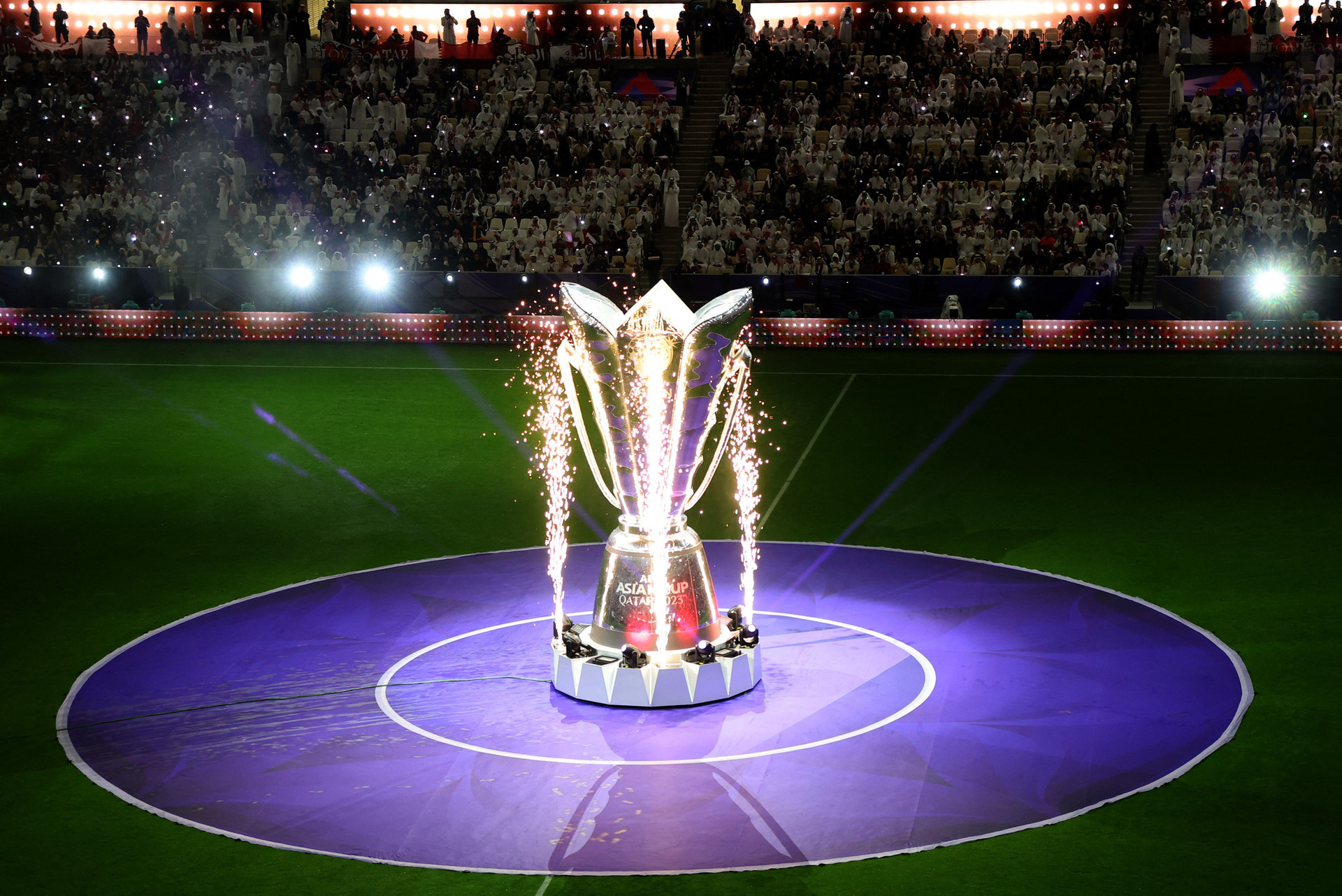 Mô hình chiếc cúp vô địch Asian Cup 2023 xuất hiện trong lễ khai mạc trên sân Lusail - Ảnh: REUTERS