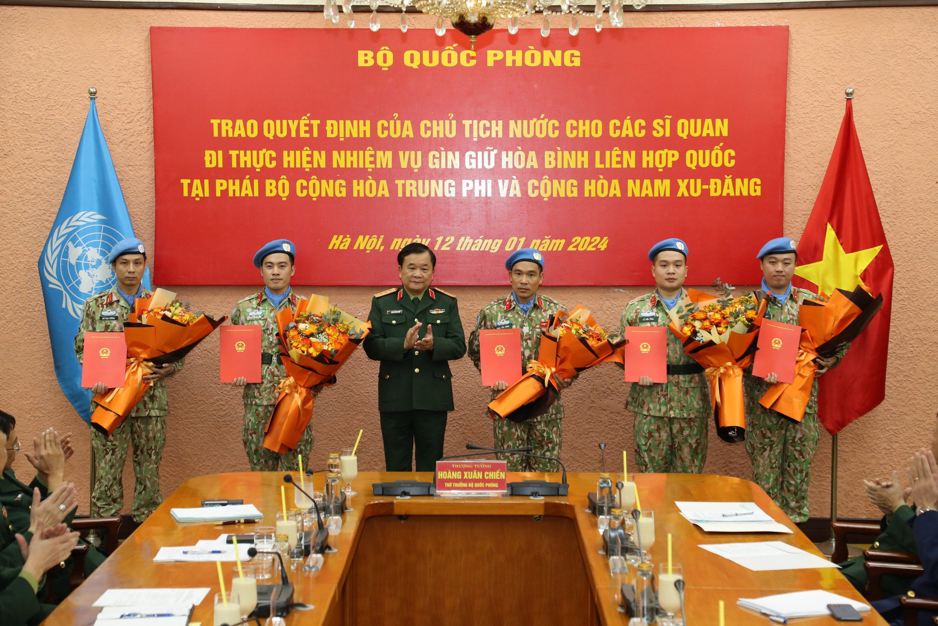 Thượng tướng Hoàng Xuân Chiến trao quyết định của Chủ tịch nước cho các sĩ quan đi thực hiện nhiệm vụ gìn giữ hòa bình Liên Hiệp Quốc - Ảnh: MẠNH HÙNG