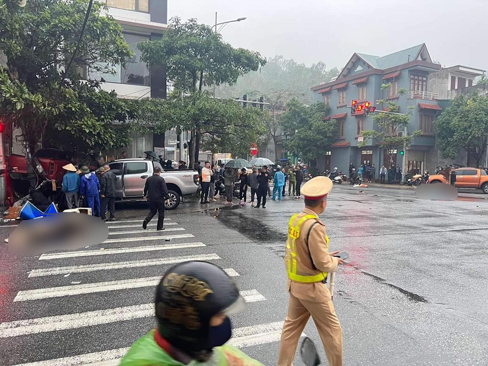 Hiện trường vụ tai nạn giao thông liên hoàn khiến 3 người chết tại phường Cửa Ông, TP Cẩm Phả, tỉnh Quảng Ninh - Ảnh: Đ.SƠN