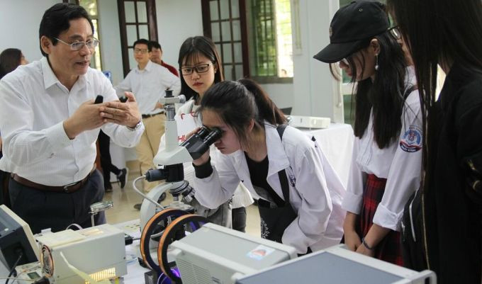 Học sinh lớp 12 đến tìm hiểu về chương trình Kỹ thuật Vi điện tử và Công nghệ Nano ở Đại học Bách khoa Hà Nội, hôm 8/4. Ảnh: HUST
