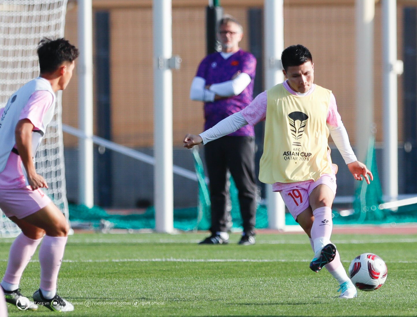 Tiền vệ Quang Hải là một số trong ít những cầu thủ còn sót lại từ Asian Cup 2019. Anh sẽ đóng vai trò quan trọng, là điểm tựa về cả chuyên môn lẫn tinh thần cho các đồng đội trẻ.