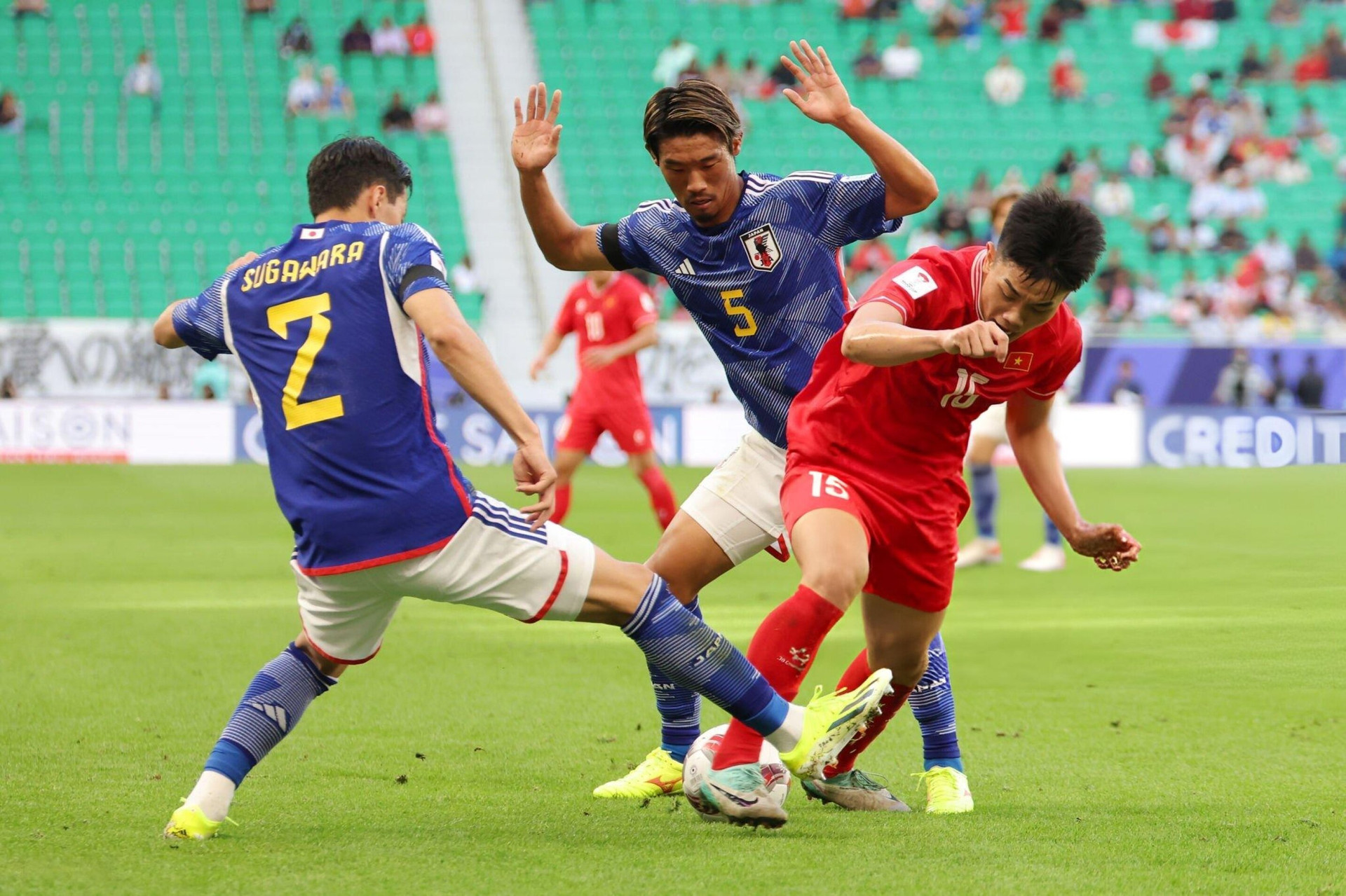 Đội tuyển Việt Nam gây bất ngờ khi ghi 2 bàn vào lưới Nhật Bản. (Ảnh: Getty Images)