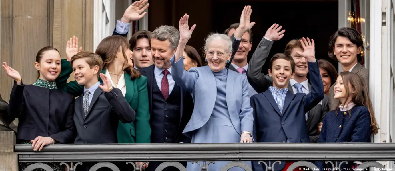 Nữ hoàng duy nhất trên thế giới Margrethe II (giữa) nhường ngôi cho con trai - Thái tử Frederik (đứng cạnh bà) vào ngày 14-1-2024 - Ảnh: AFP