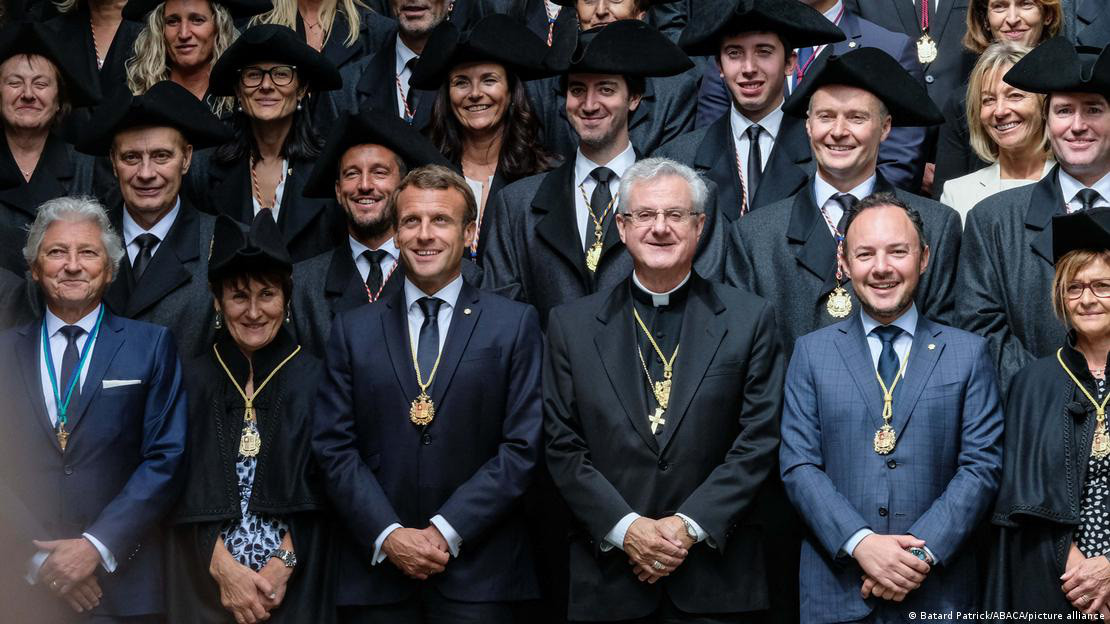 Tổng thống Macron (thứ ba từ trái sang) và ông Joan-Enric Vives i Sicilia (thứ tư từ trái sang) là các hoàng tử của Andorra - Ảnh: ABACA