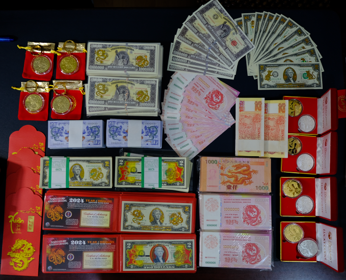 Bộ sưu tập hơn 10 loại tiền in hình rồng khác nhau của anh Chính. Ảnh: Quỳnh Nguyễn