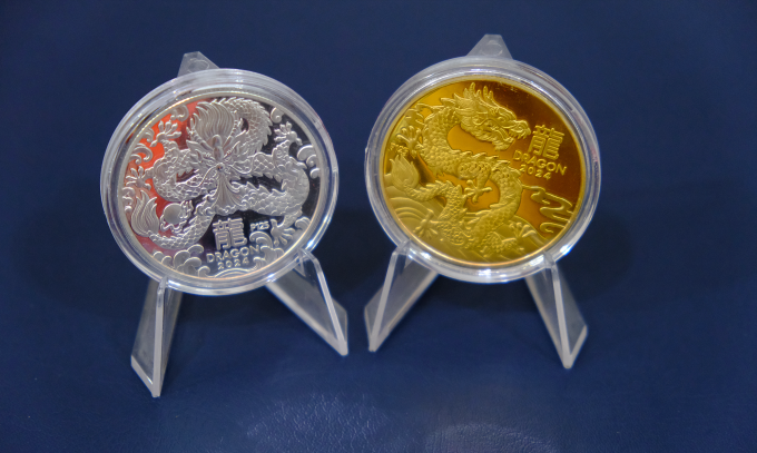 Đồng xu hình rồng vàng, bạc được Australia sản xuất và phát hành phiên bản kỷ niệm mỗi dịp Tết Nguyên đán của người châu Á được anh Cường lựa chọn. Ảnh: Quỳnh Nguyễn