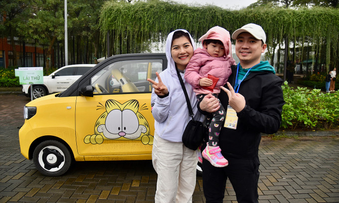 Gia đình anh Phạm Duy Khánh tham gia trải nghiệm lái thử mẫu Wuling Hongguang Mini EV. Ảnh: Tân Phan