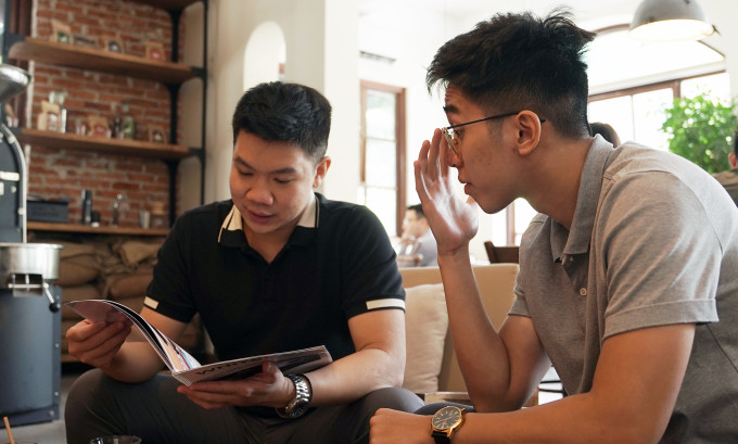 Lâm Tuấn đang tư vấn đầu tư cho một khách hàng, tháng 8/2023. Ảnh: K.A