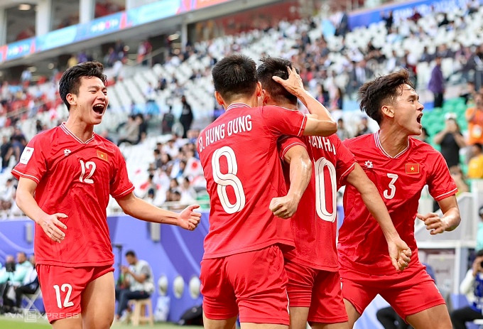 Cầu thủ Việt Nam mừng bàn nâng tỷ số lên 2-1 của Phạm Tuấn Hải, trong trận thua Nhật Bản 2-4 ở lượt trận ra quân bảng D Asian Cup 2023. Ảnh: Lâm Thoả