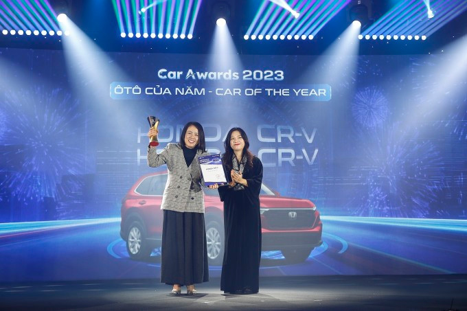 Đại diện Honda nhận giải thưởng Ôtô của năm 2023 cho mẫu Honda CR-V. Ảnh: Lương Dũng