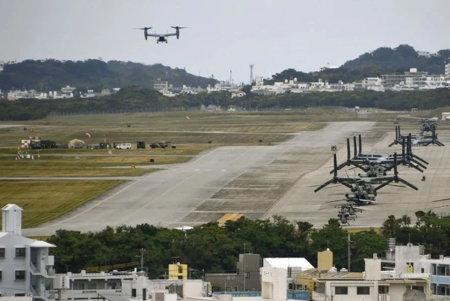 Một máy bay Osprey của Mỹ chuẩn bị hạ cánh xuống căn cứ Futenma ở Okinawa, Nhật Bản. (Ảnh: Kyodo/TTXVN)