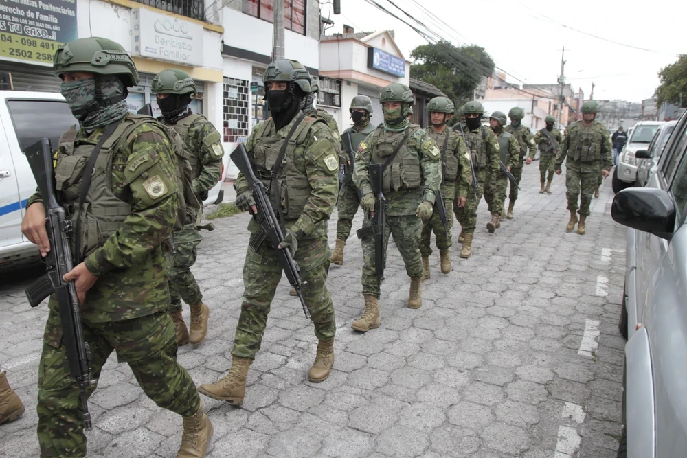 Cảnh sát Ecuador tuần tra tại Quito, sau khi Tổng thống Daniel Noboa ban bố tình trạng 