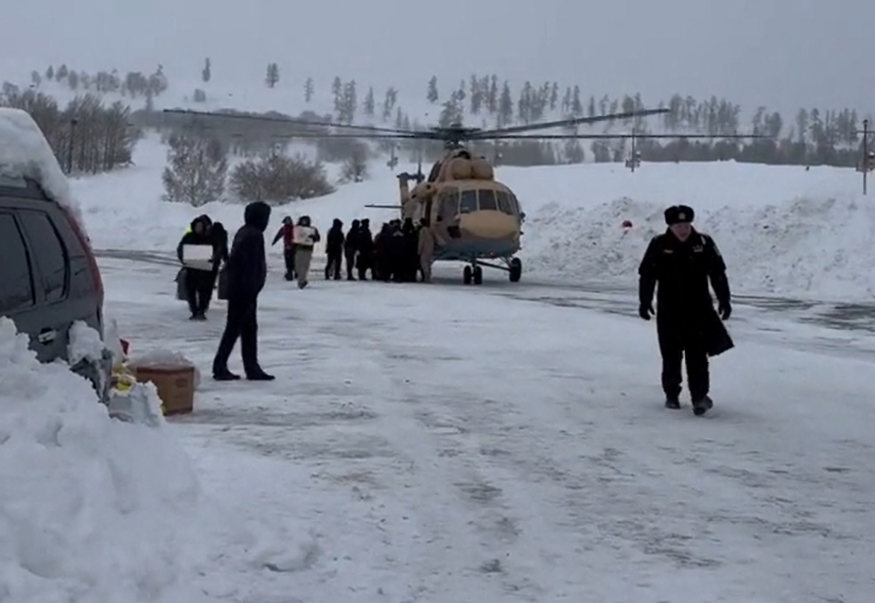 Một số du khách bị mắc kẹt được sơ tán bằng trực thăng quân sự vào ngày 15-1 - Ảnh cắt từ video
