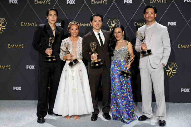 Dàn cast của Beef tại Emmy 2024 - Ảnh: GETTY IMAGES