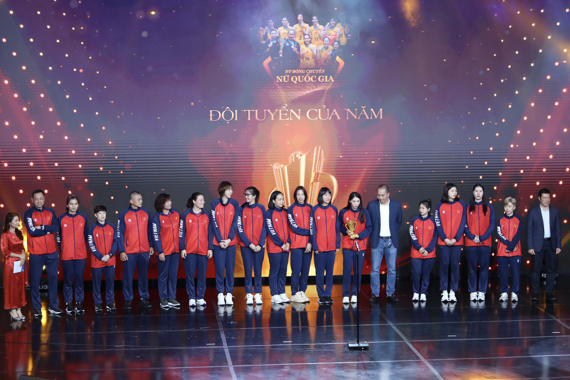 Đội tuyển bóng chuyền nữ Việt Nam giành giải Đội tuyển của năm tại Gala Cúp chiến thắng 2023 - Ảnh: HOÀNG TÙNG