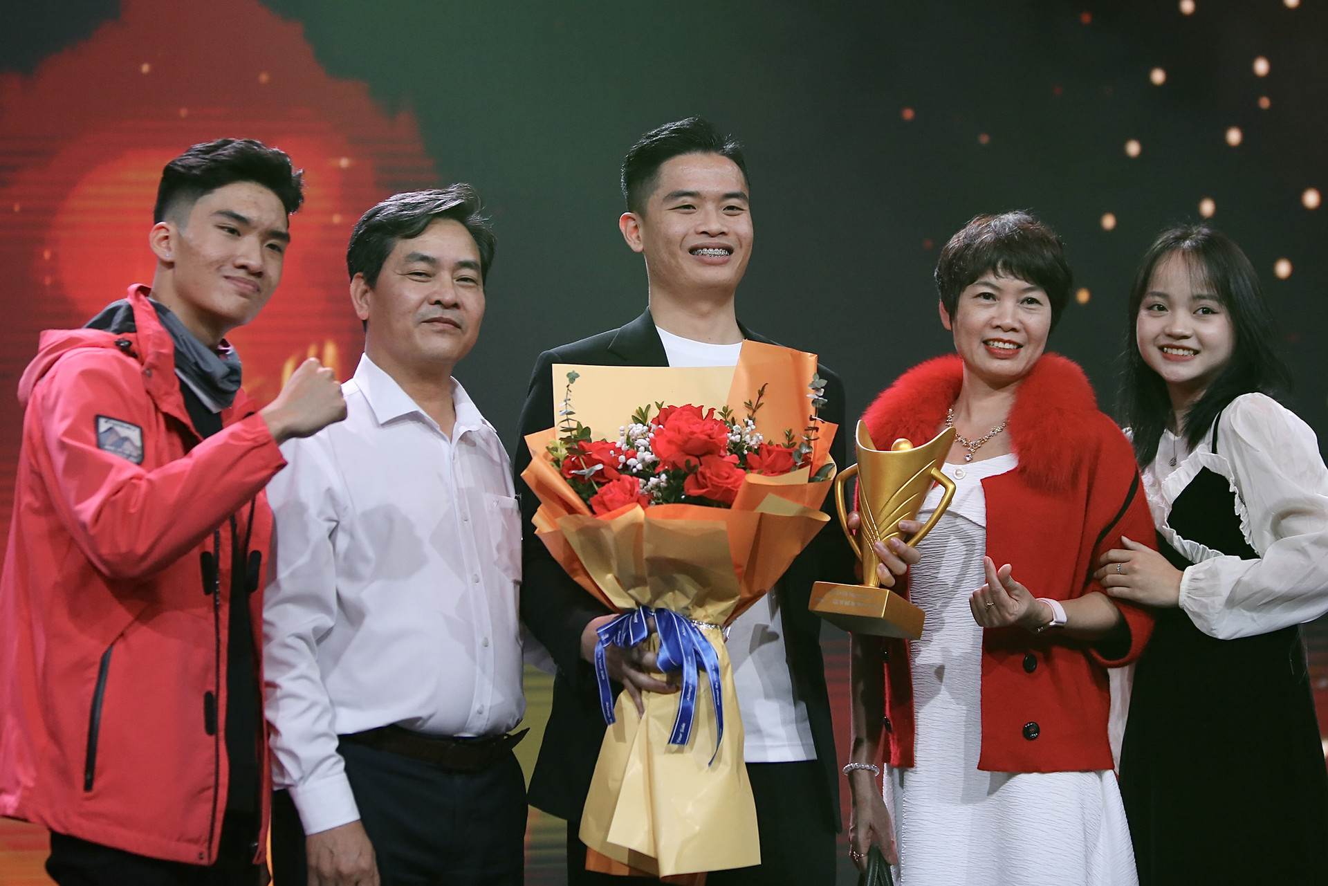 Gia đình và người thân chung vui cùng xạ thủ Phạm Quang Huy khi giành giải Nam VĐV của năm Cúp chiến thắng 2023 - Ảnh: HOÀNG TÙNG