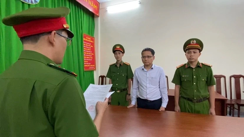 Cơ quan điều tra tống đạt các quyết định tố tụng đối với ông Nguyễn Vũ Hải. (Ảnh: Công an cung cấp)