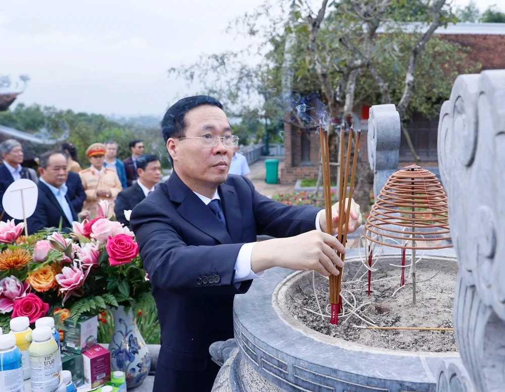 Chủ tịch nước Võ Văn Thưởng dâng hương tại Đền Chung Sơn - Đền thờ gia tiên Bác Hồ. (Ảnh: Thống Nhất/TTXVN)