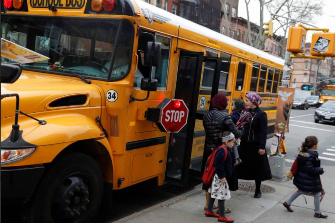 Xe chở học sinh tại Mỹ được sơn màu vàng đậm - Ảnh: REUTERS