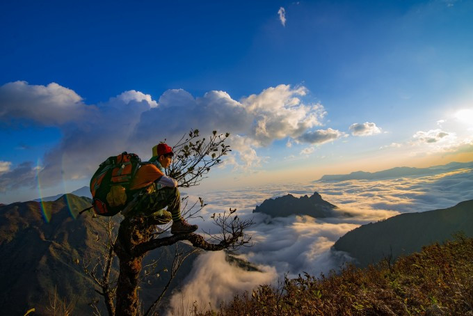 Săn mây trên đỉnh Bạch Mộc Lương Tử. Ảnh: Vietrekking
