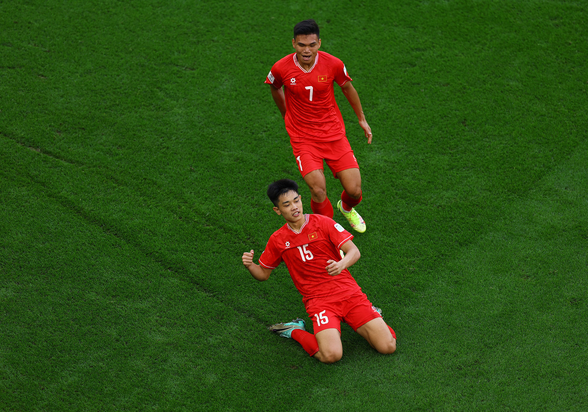 Tiền đạo Nguyễn Đình Bắc (15) ghi bàn gỡ hòa 1-1 cho đội tuyển Việt Nam ở trận gặp Nhật Bản - Ảnh: REUTERS