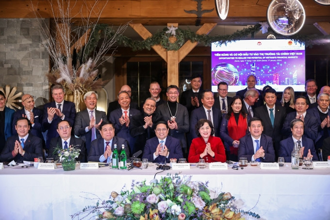 Thủ tướng Phạm Minh Chính và các đại biểu tham dự tọa đàm Tiềm năng và cơ hội đầu tư vào thị trường tài chính Việt Nam, tổ chức ngày 17/1 tại Davos, Thụy Sĩ. Ảnh: Nhật Bắc