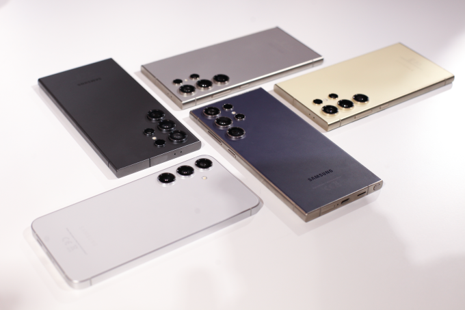 Samsung Galaxy S24 series với thiết kế phẳng, vuông vức hơn so với bản tiền nhiệm. Ảnh: Khương Nha