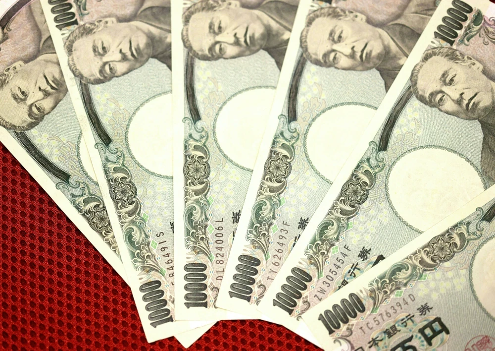 Đồng 10.000 yen tại ngân hàng ở Tokyo, Nhật Bản. (Ảnh: AFP/TTXVN)