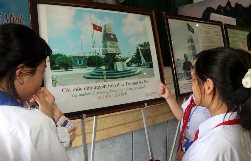 Học sinh xem triển lãm tư liệu về Hoàng Sa, Trường Sa tại Quảng Trị. (Ảnh: Nguyên Linh/TTXVN)