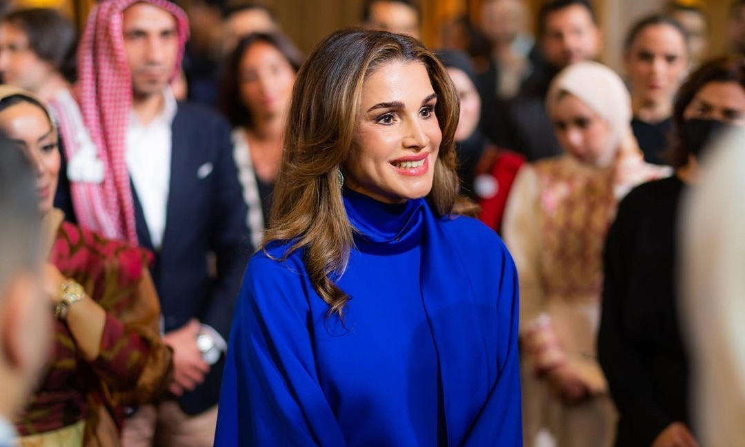 Hoàng hậu Jordan diện đầm xanh navy