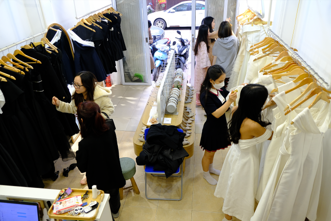 Khách hàng đến xem đồ tại cửa hàng cho thuê thời trang thiết kế chính hãng tại phố Trần Quang Diệu, quận Đống Đa, chiều 16/1. Ảnh: Quỳnh Nguyễn
