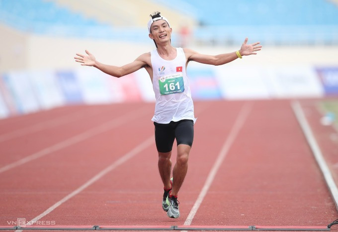 Hoàng Nguyên Thanh mừng khi về nhất nội dung marathon nam SEA Games 31, trên sân Mỹ Đình sáng 19/5/2022. Ảnh: Đức Đồng