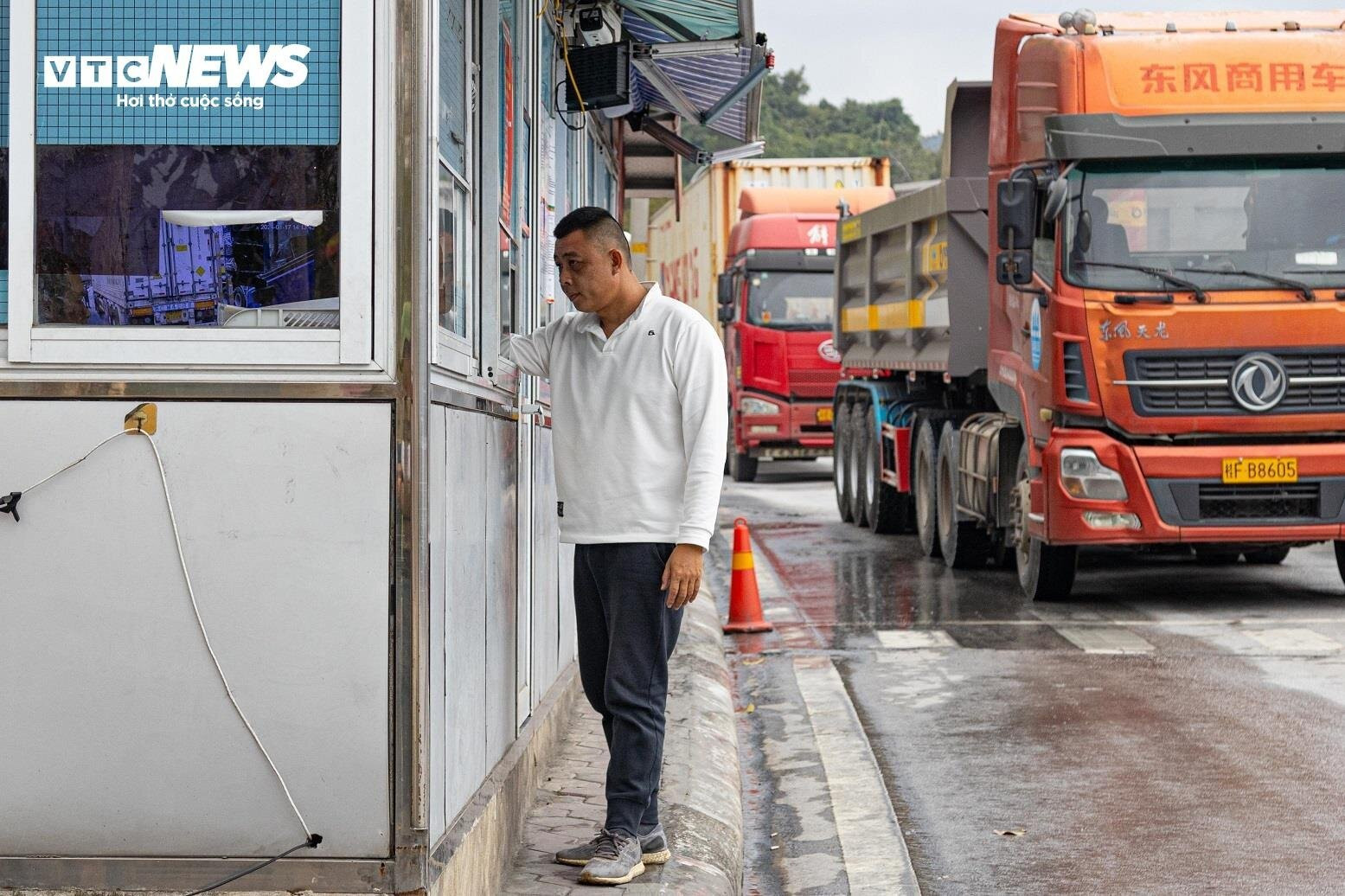Tài xế Trung Quốc làm thủ tục đưa xe qua cửa khẩu vào Việt Nam.