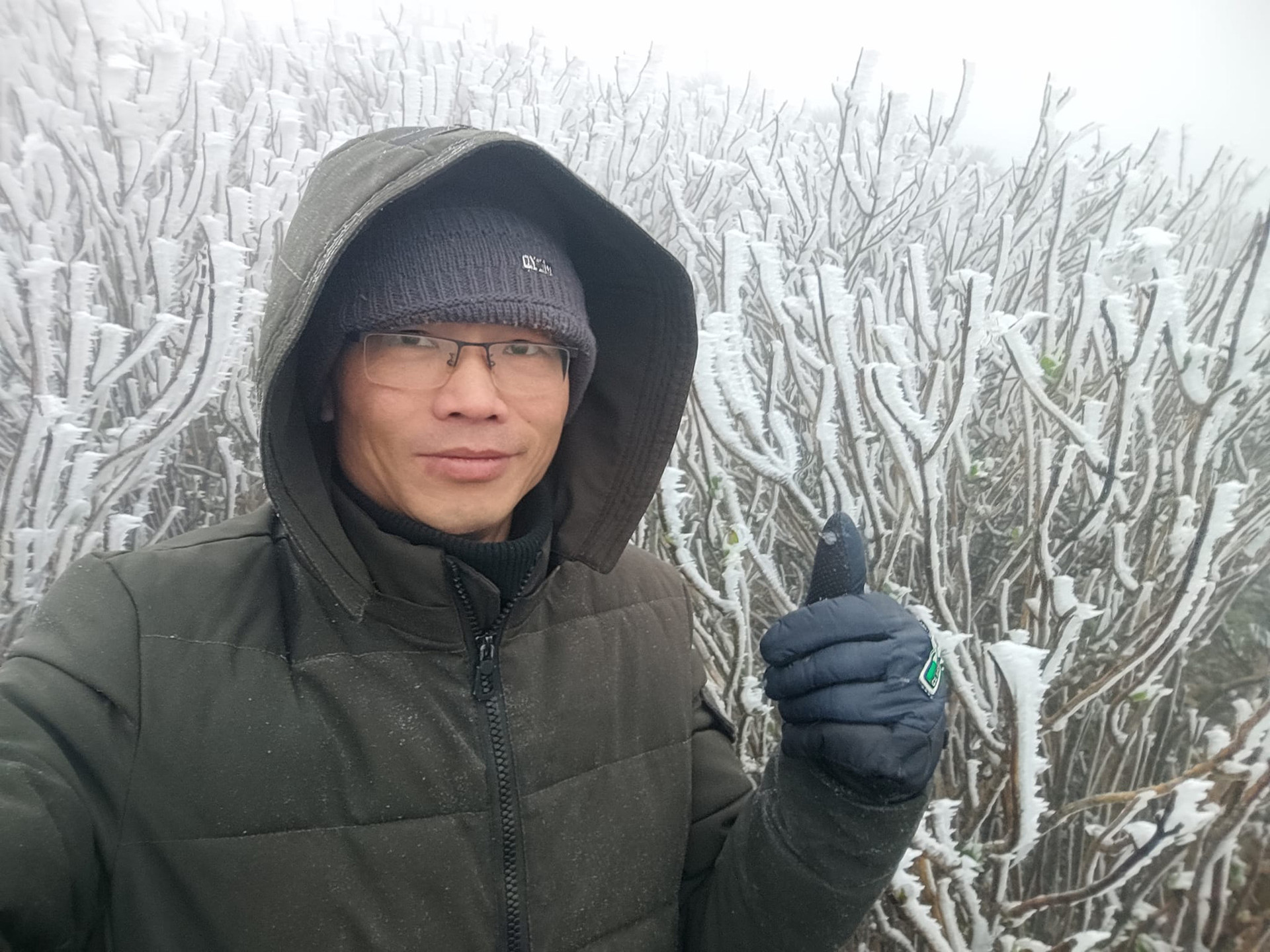 Theo anh Nguyễn Minh Chuyển, lúc 7h sáng nay, trên đỉnh núi Mẫu Sơn trời đã bớt gió, trời khá mù, băng giá ngày càng dày đặc hơn