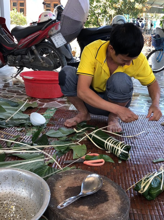 Anh Tuấn Hưng, 44 tuổi, ở Hà Nội cùng nhà ngoại gói bánh chưng hôm 29 tháng Chạp năm 2023. Ảnh: Nhân vật cung cấp
