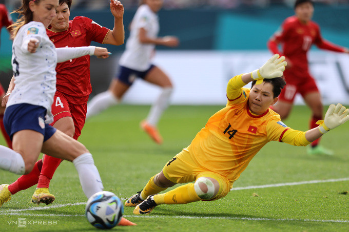 Thủ môn Kim Thanh (số 14) trong màu áo tuyển Việt Nam đấu tuyển Mỹ ở trận ra quân vòng bảng World Cup bóng đá nữ 2023 ở New Zealand. Ảnh: Đức Đồng
