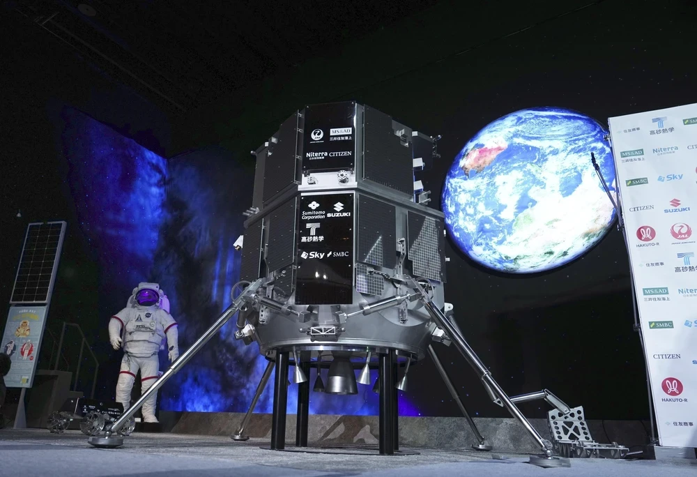 Mô hình Tàu Đổ bộ Mặt Trăng do Công ty Ispace phát biểu được trưng bày tại Bảo tàng Quốc gia về Khoa học và Đổi mới Tiên tiến ở Tokyo (Nhật Bản), ngày 25/4/2023. (Ảnh: Kyodo/TTXVN)