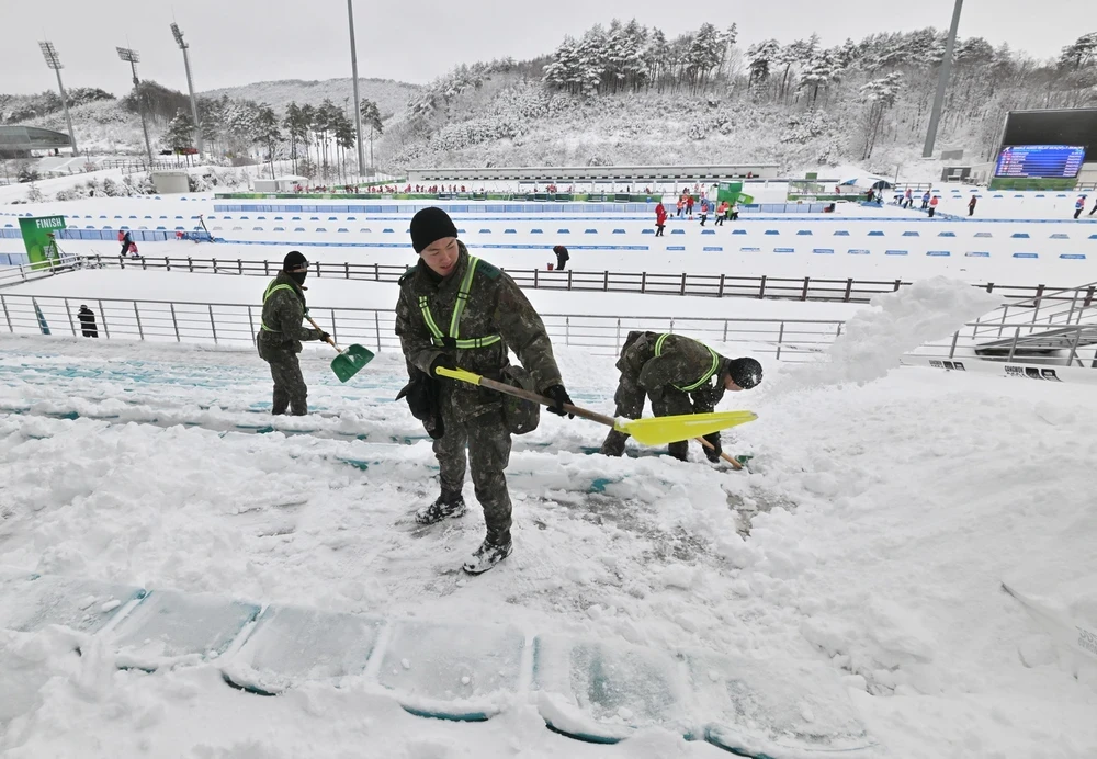 Binh sỹ Hàn Quốc dọn tuyết tại Pyeongchang, ngày 21/1/2024. (Ảnh: AFP/TTXVN)