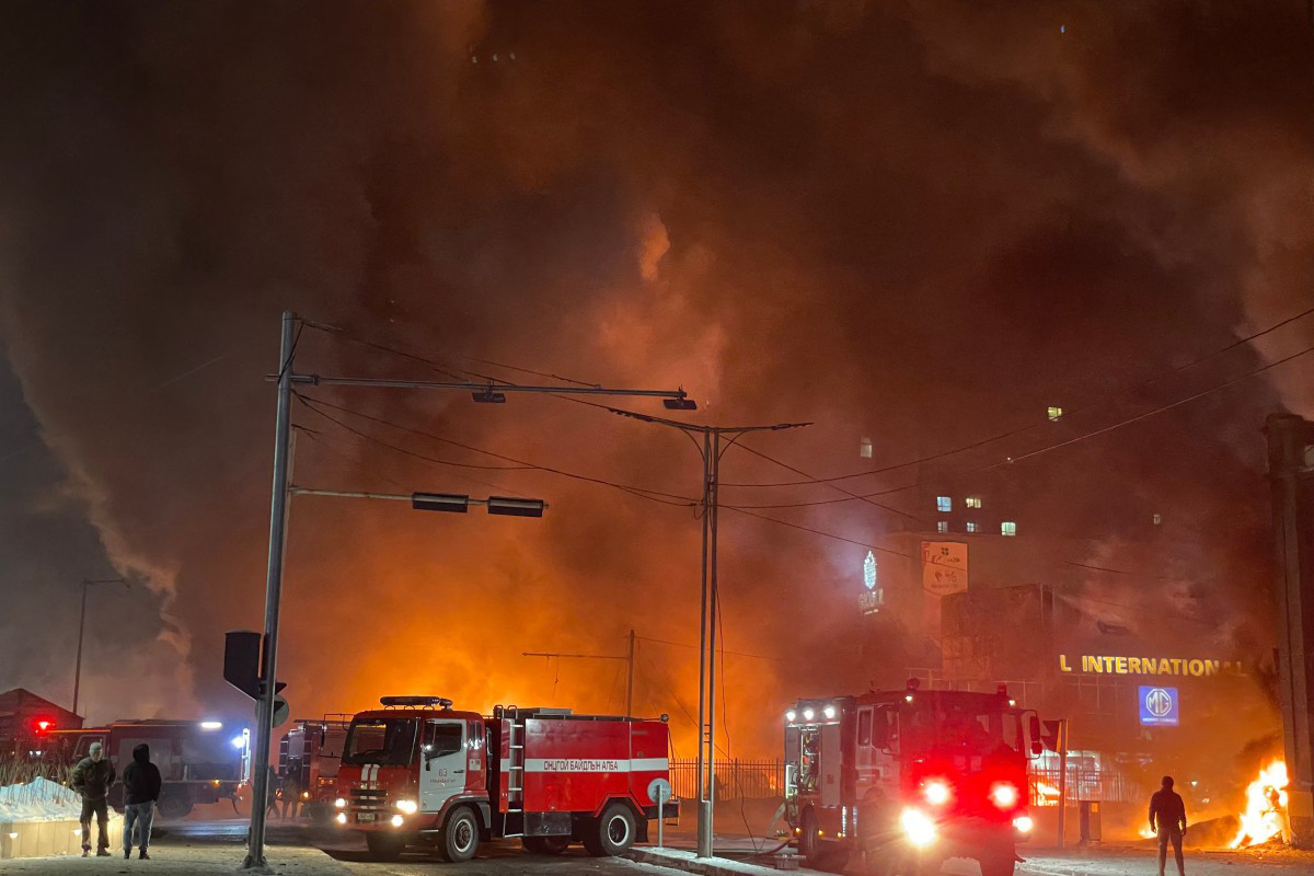 Lính cứu hỏa làm việc tại hiện trường vụ nổ do va chạm xe cộ ở thủ đô Ulaanbaatar của Mông Cổ vào ngày 24-1 - Ảnh: AFP