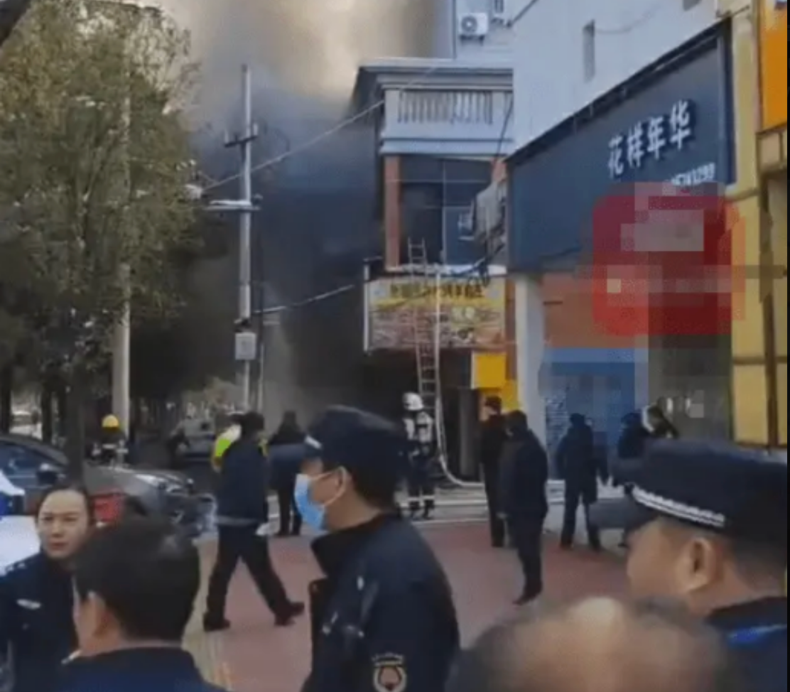 Hiện trường vụ cháy cửa hàng ở thành phố Tân Dư, tỉnh Giang Tây, Trung Quốc, ngày 24-1 - Ảnh: GLOBAL TIMES