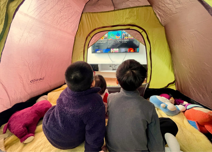 Hai học sinh tiểu học ở quận Bắc Từ Liêm xem TV khi được nghỉ học ngày 23/1. Ảnh: Phan Dương
