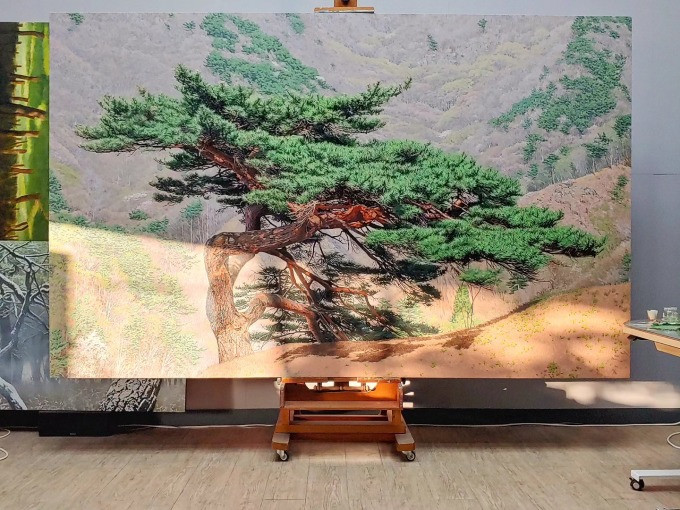 Bức tranh Cây sồi, khổ 182x291cm, một trong những tác phẩm gần đây của An Jung Hwan.