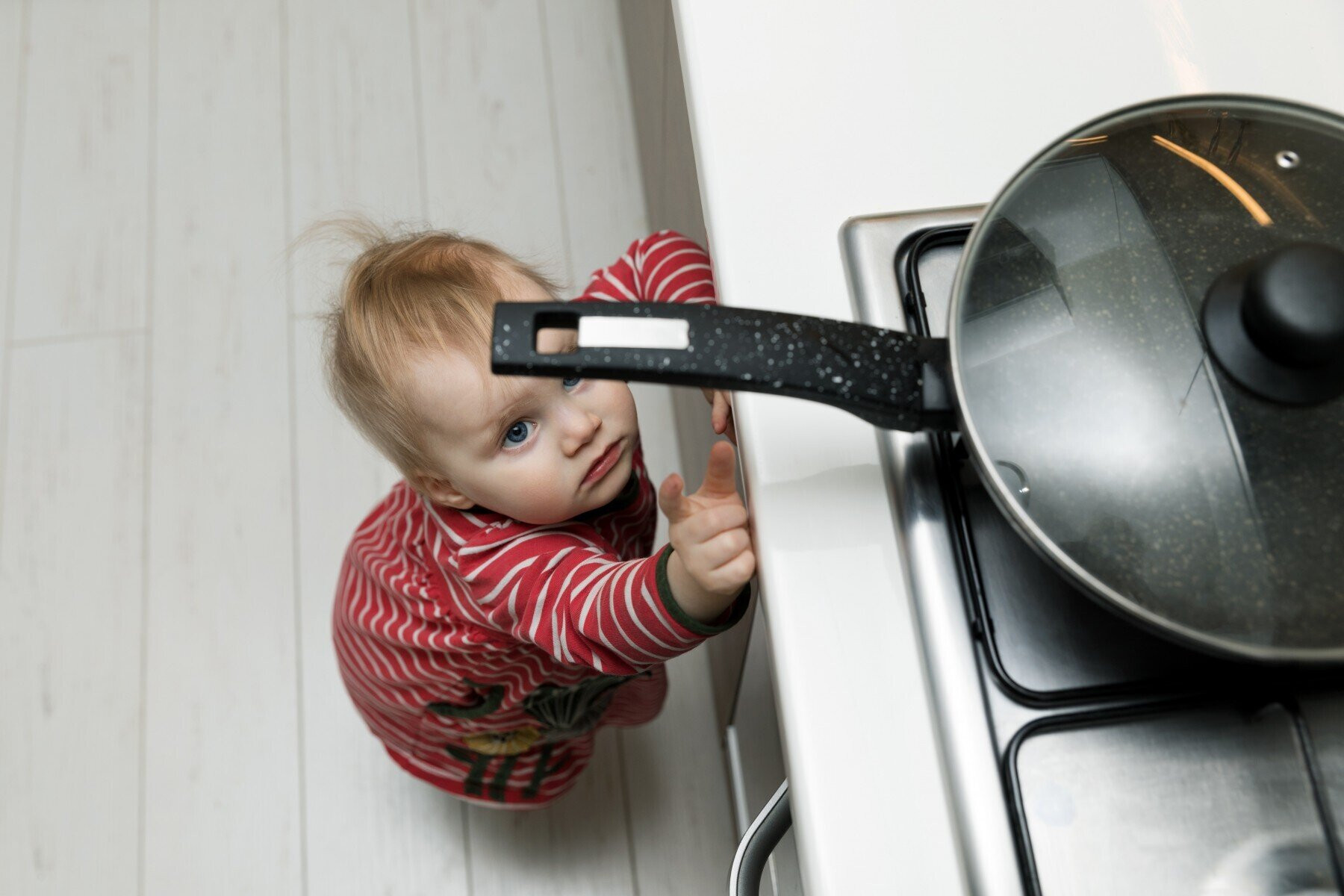 Không nên để trẻ nhỏ và thú cưng đi vào căn bếp khi bạn đang nấu ăn. Đặc biệt, là khi không có người trong bếp. (Ảnh: Children's Mercy Kansas City)