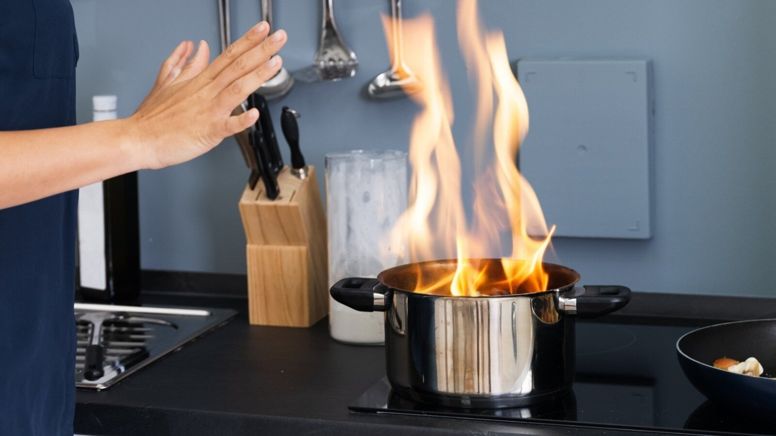 Các hộ gia đình sử dụng bếp điện có nguy cơ gặp hỏa hoạn cũng như tổn thất nặng nề hơn bếp ga. (Ảnh: House Digest)