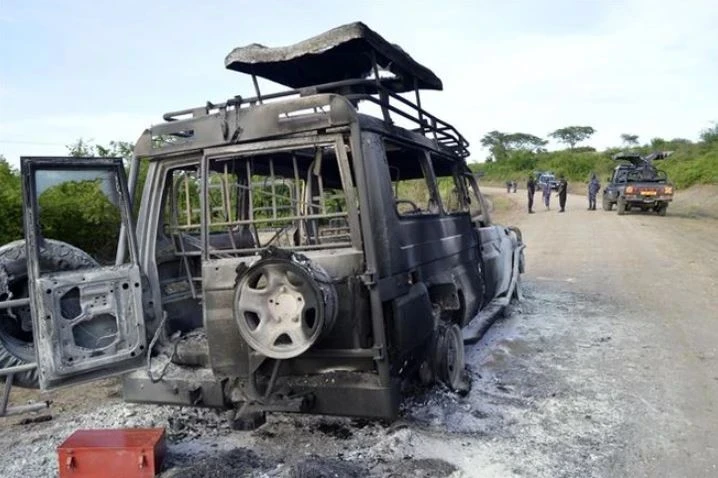 Chiếc ôtô bị đốt cháy trong vụ tấn công tại Công viên quốc gia Nữ hoàng Elizabeth thuộc huyện Kasese, Uganda. (Ảnh: THX/TTXVN)