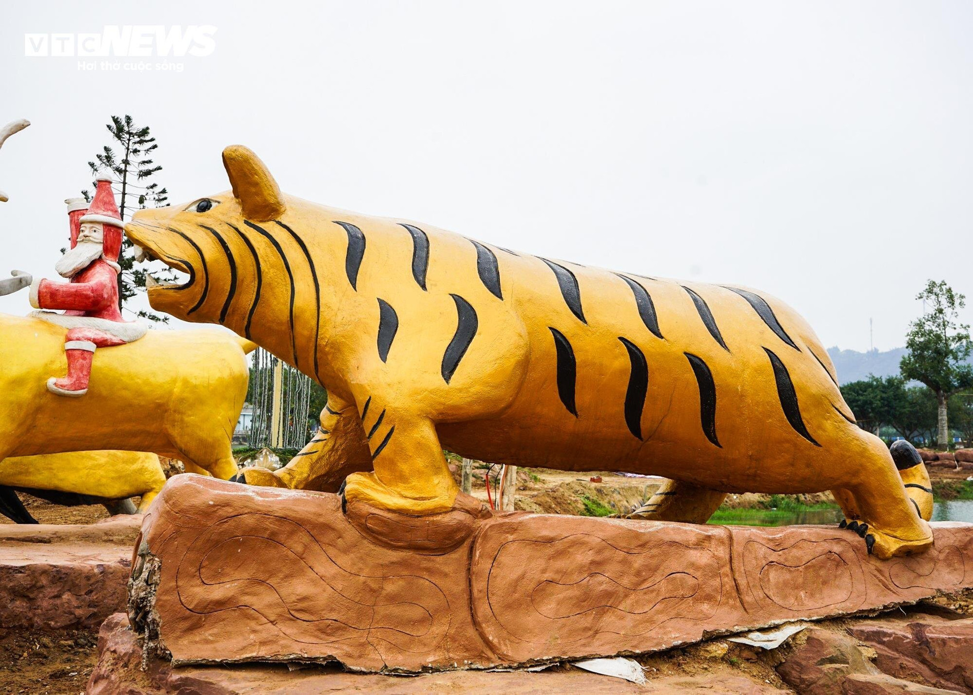 Cụ thể dịp Tết Nhâm Dần năm 2022, doanh nghiệp này cho làm tượng con hổ, nhưng theo nhiều người tượng giống con lợn hơn.