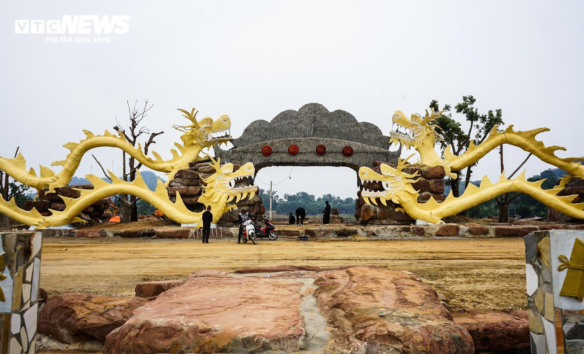 Sau khi hoàn thiện, 4 linh vật rồng được đặt trong khuôn viên vui chơi giải trí của một doanh nghiệp ở xã Tiên Trang (huyện Quảng Xương, tỉnh Thanh Hóa). Đây là những hình tượng rồng chào Xuân Giáp Thìn 2024.