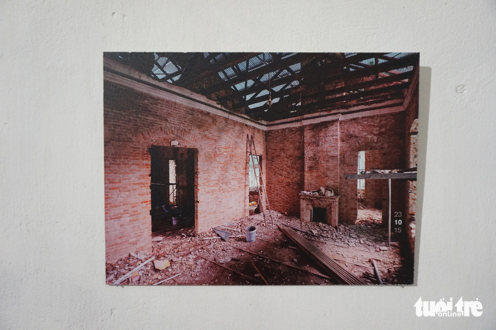 Một bức ảnh trưng bày trong triển lãm cho thấy tình trạng đổ nát của biệt thự 49 Trần Hưng Đạo trước khi được trùng tu - Ảnh: T.ĐIỂU