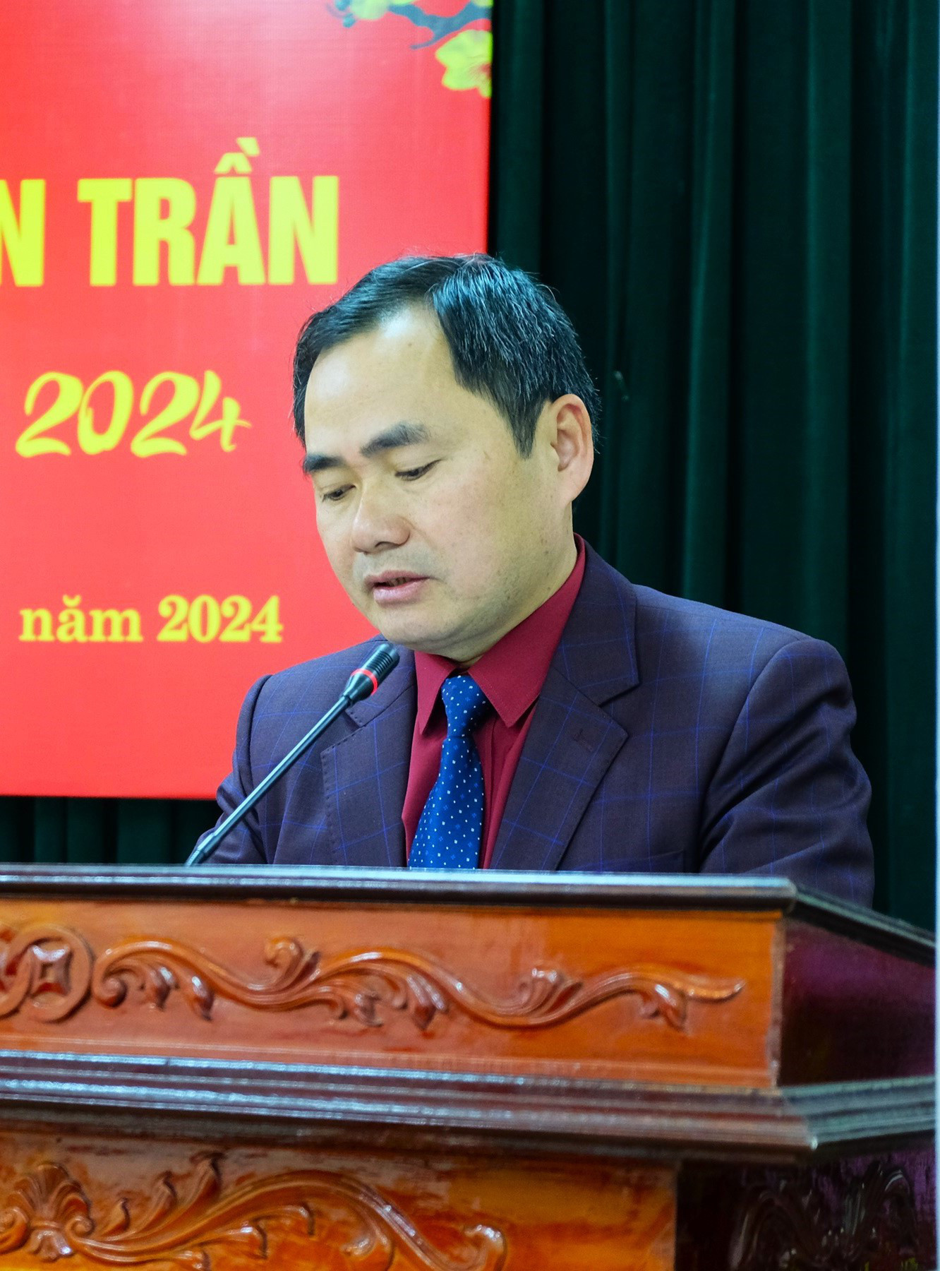 Ông Nguyễn Đức Bình - trưởng Ban quản lý di tích đền Trần - thông tin về lễ hội - Ảnh: ĐẬU DUNG